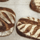 Différents types de pain pétris dans la boulangerie bio Pierre Alix