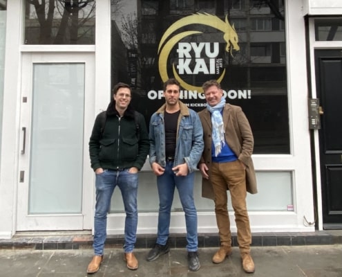 Nicolas Antoine, Christophe Chambon et Antoine Detrie devant la devanture de la salle de kickboxing Ryu Kai de Notting Hill à Londres