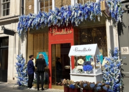 Le class of use en Angleterre : la devanture très fleurie de l'enseigne de bijoux Pomellato à Londres