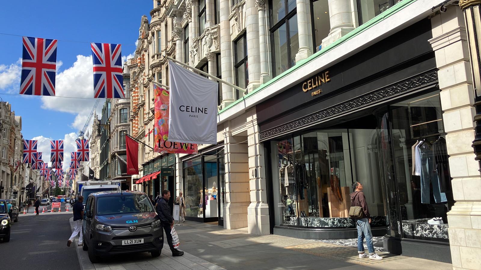 Vue en perspective de la rue commerçante Mayfair à Londres et de ses nombreuses boutiques de luxe