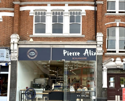 Vue extérieure de la façade de l'immeuble où la boulangerie Pierre Alix a trouvé son local commercial pour installer sa boutique.