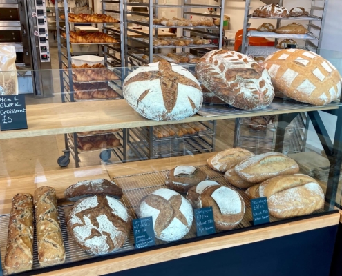 louer une boutique à Londres : l'étalage de la boulangerie remplie de pains et de boules de pains