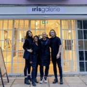 L'équipe commerciales de la Iris Galerie devant la devanture de leur boutique à Nothing Hill à Londres