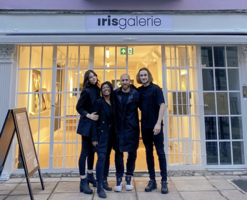 L'équipe commerciales de la Iris Galerie devant la devanture de leur boutique à Nothing Hill à Londres