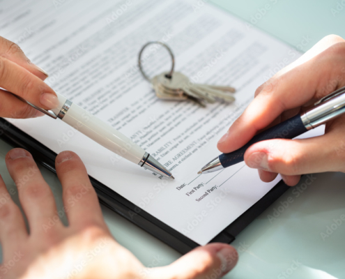 Un client signe le contrat de bail commercial que lui a proposé un agent immobilier à Londres