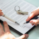 Un client signe le contrat de bail commercial que lui a proposé un agent immobilier à Londres