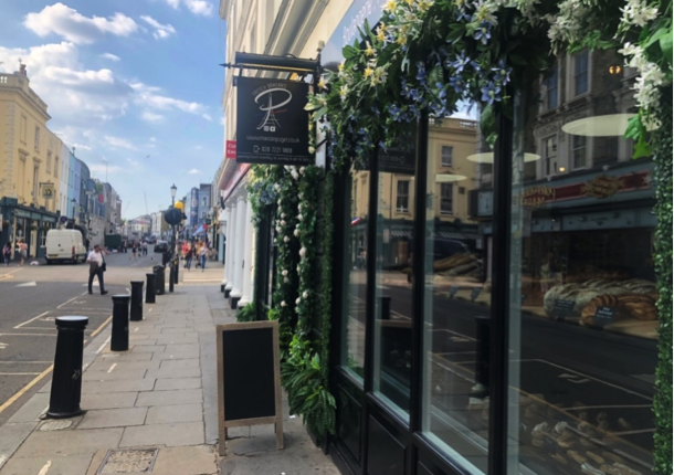 recherche point de vente Londres Devanture de la boulangerie Maison Puget dans la rue Portobello du quartier de Notting Hill à Londres