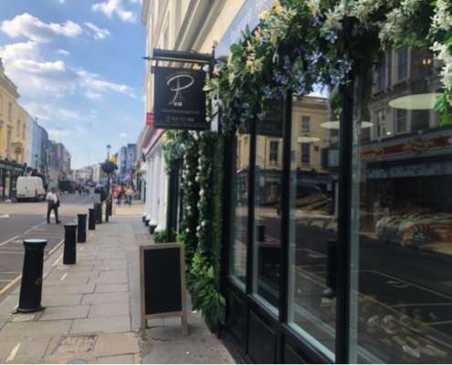 accompagnement ouverture boutiques londres - recherche point de vente Londres - Devanture de la boulangerie Maison Puget dans la rue Portobello du quartier de Notting Hill à Londres